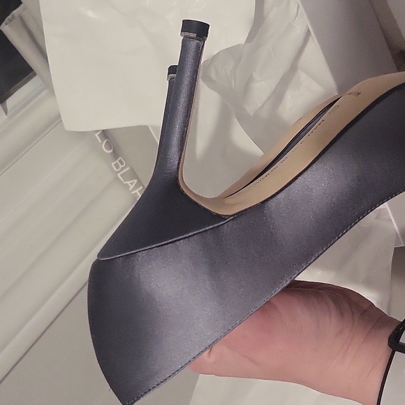 Manolo Blahnik Hangisi grey satin pump - Picture 5 of 8